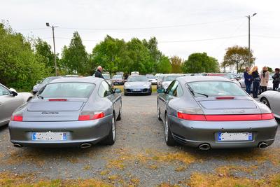 A gauche: une 996 normale. A droite: une 996 4S