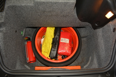 La roue de secours de la 996 dans le fond du coffre