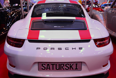 Une 911 R vue à Essen dans sa livrée typique blanche aux lignes rouges