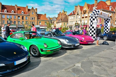 Des Porsche partout sur la grand place de Bergues