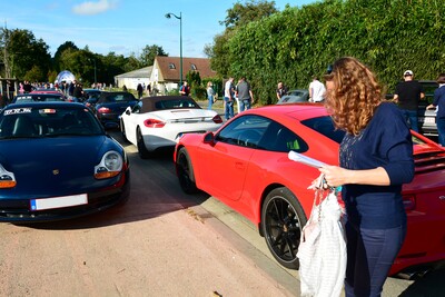 L'arrivée du rallye au centre équestre de Hardelot: des Porsche partout
