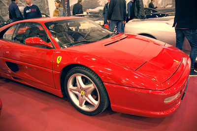 Une Ferrari F355: 3,5L et 5 soupapes par cylindres (d'où son nom)