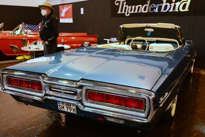 Une Ford Thunderbird. La tenue du vendeur est parfaitement dans le thème