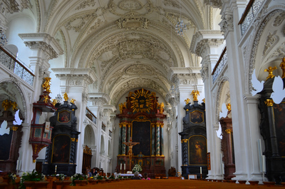 L'intérieur de l'église et ses décorations somptueuses