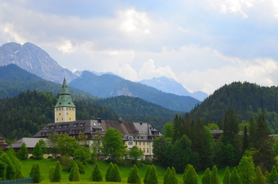 Le Schloss Elmau et les montagnes en arriÃ¨re-plan