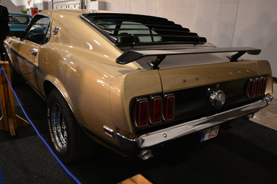 Notez l'arrière 'fastback' de cette Mustang qui va plus loin que la génération précédente