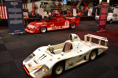L'Alfa Romeo (en arrière-plan) est en grandeur nature alors que la Porsche 936 à l'avant est une voiturette pour enfant