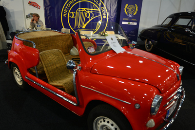 La Fiat 500 version "Spyder" avec ses sièges tressés en bois...