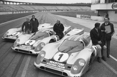 De gauche à droite: Helmut Marko, Rudi Lins, Gijs van Lennep, Vic Elford, Gérard Larrousse à côté des 917 au Mans en 1970